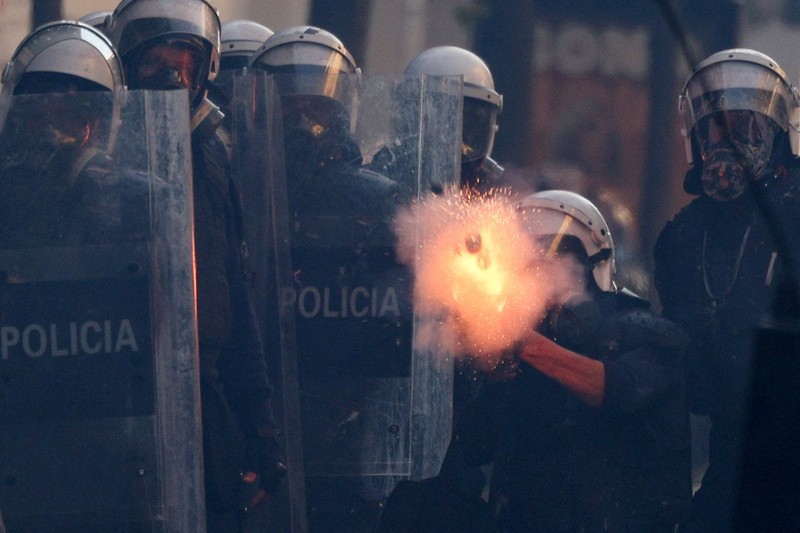 Para pelajar Albania mengikuti unjuk rasa anti-pemerintah di Tirana, Albania, pada 13 Oktober 2026. (REUTERS/Florion Goga)
