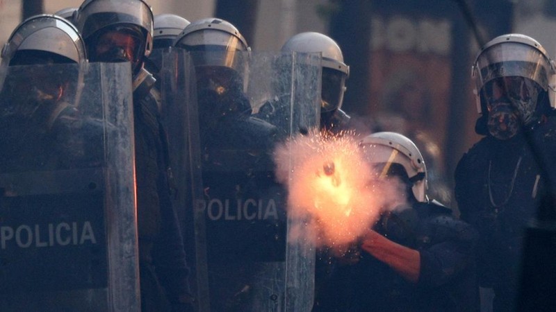 Petugas kepolisian bersiaga saat para mahasiswa Albania menggelar unjuk rasa anti-pemerintah di Tirana, Albania, pada 13 Oktober 2026.