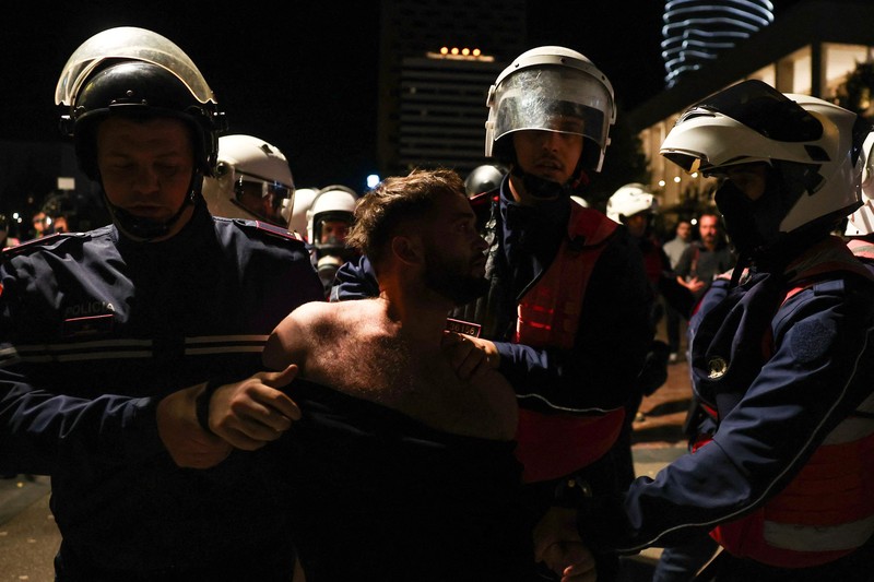 Para pelajar Albania mengikuti unjuk rasa anti-pemerintah di Tirana, Albania, pada 13 Oktober 2026. (REUTERS/Florion Goga)