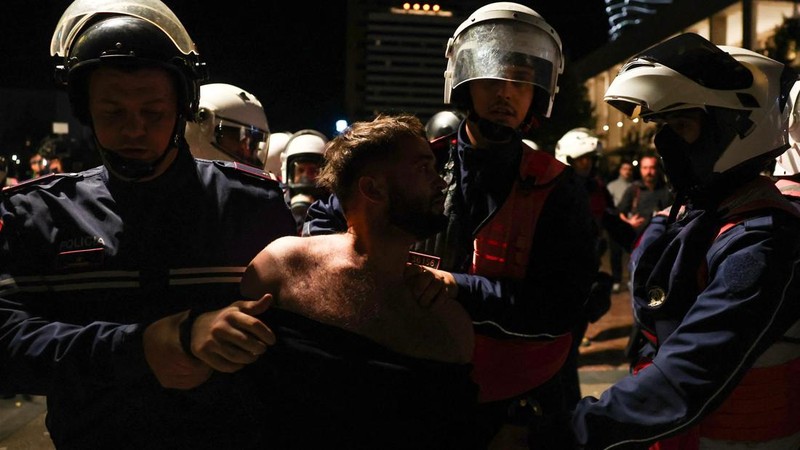 Petugas kepolisian memegangi seorang pengunjuk rasa saat para mahasiswa Albania menggelar protes anti-pemerintah di Tirana, Albania, pada 13 Oktober 2026.