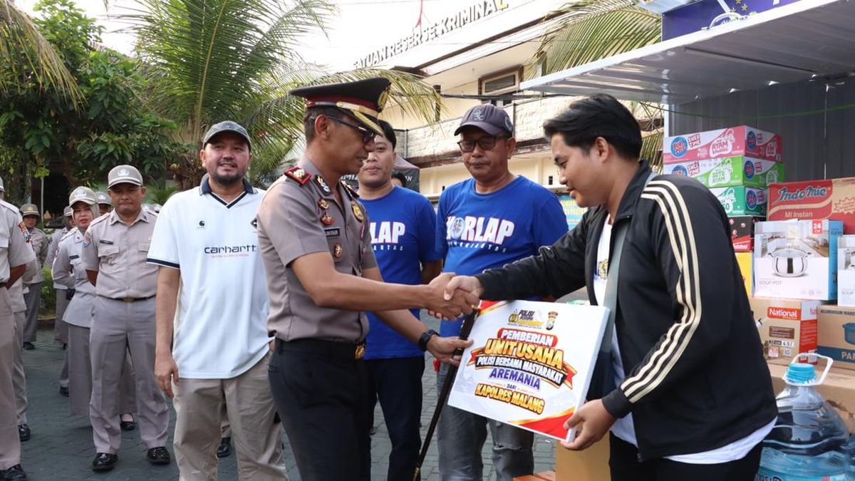 Polisi Bersama Masyarakat, Polres Malang Serahkan Bantuan Rombong UMKM ke Aremania — NadiKabar.com