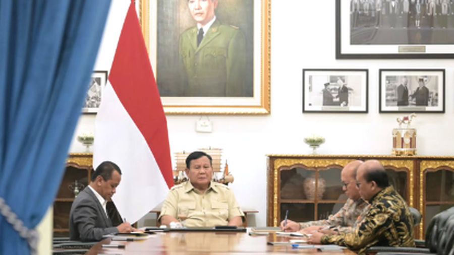 Presiden Prabowo Subianto menerima Menteri Koordinator Bidang Hilirisasi dan Transisi Energi Bahlil Lahadalia di Istana Merdeka, Jakarta, pada Rabu siang, 14 Oktober 2026. (Instagram/sekretraiat.kabinet)