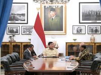 Presiden Prabowo Subianto menerima Menteri Koordinator Bidang Hilirisasi dan Transisi Energi Bahlil Lahadalia di Istana Merdeka, Jakarta, pada Rabu siang, 14 Oktober 2026. (Instagram/sekretraiat.kabinet)
