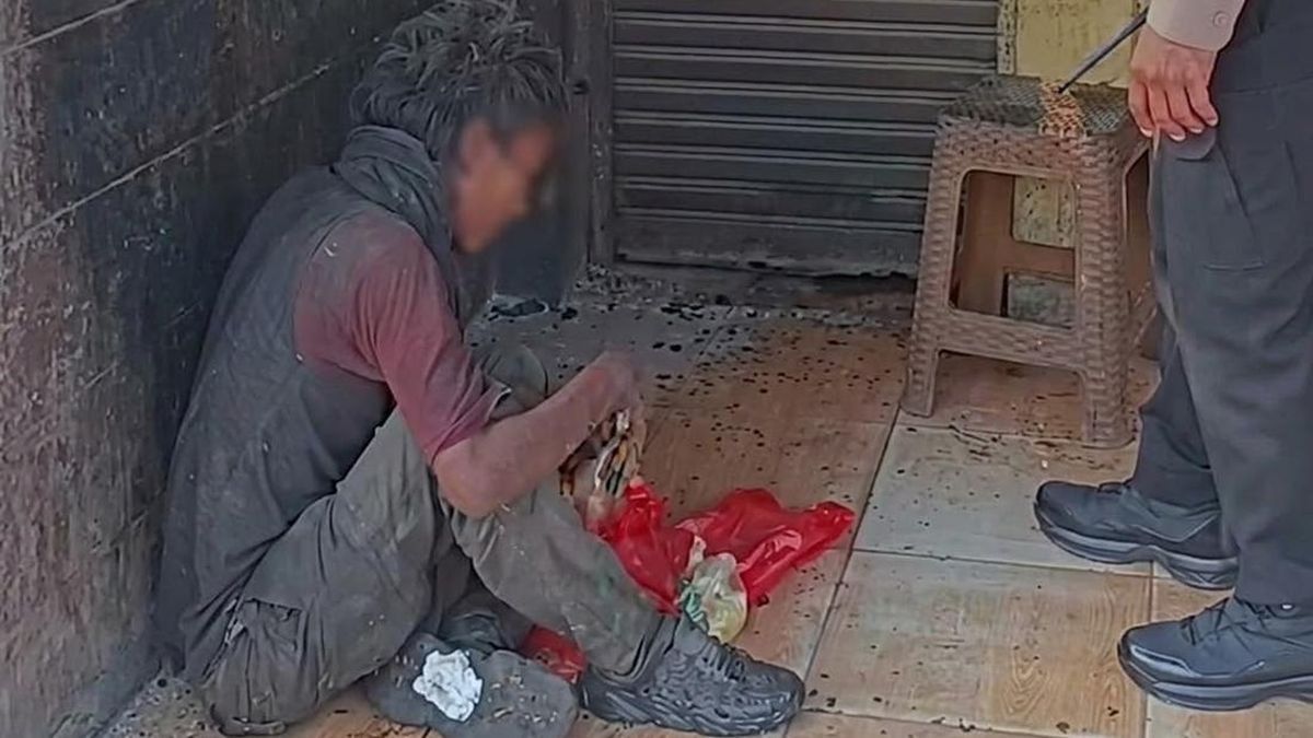 Viral Pria Diduga ODGJ Tidur di Saluran Air Pasar Serpong, Polisi Evakuasi — NadiKabar.com