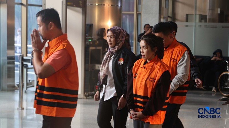 Sebanyak 5 tersangka hasil operasi tangkap tangan (OTT) di lingkungan Badan Nasional Penanggulangan Bencana (BNPB) memakai rompi Oranye di Gedung Merah Putih KPK, Jakarta, Rabu (14/10/2026). (CNBC Indonesia/Muhammad Sabki)