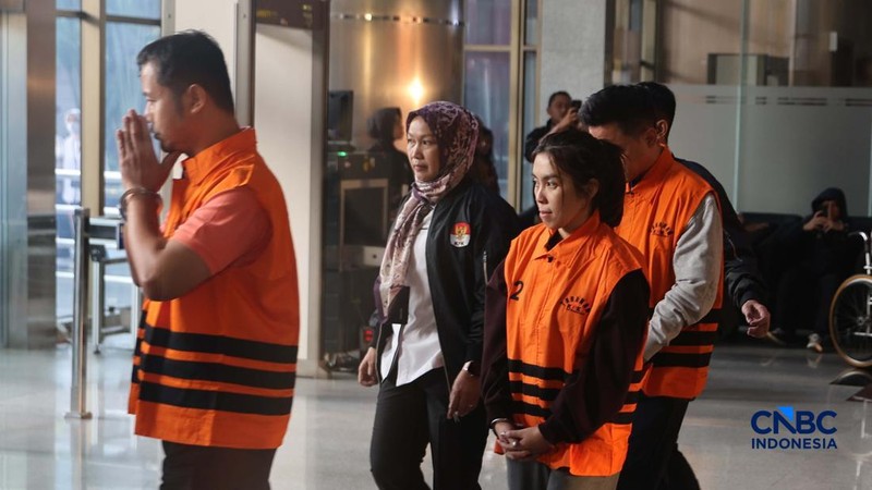 Sebanyak 5 tersangka hasil operasi tangkap tangan (OTT) di lingkungan Badan Nasional Penanggulangan Bencana (BNPB) memakai rompi Oranye di Gedung Merah Putih KPK, Jakarta, Rabu (14/10/2026). (CNBC Indonesia/Muhammad Sabki)