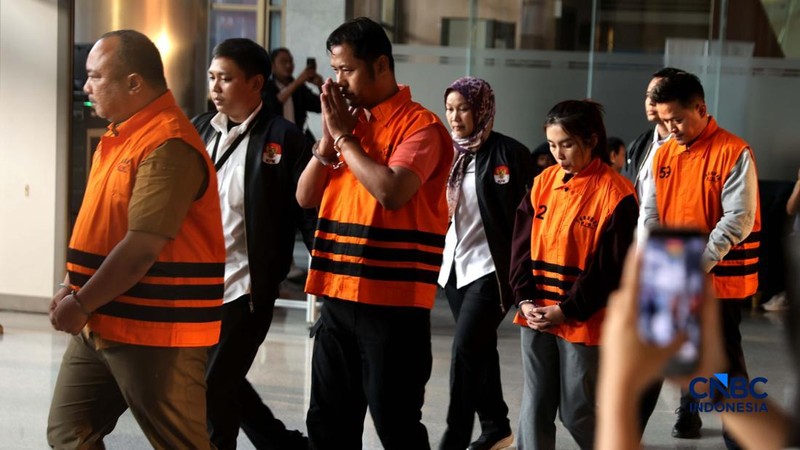 Sebanyak 5 tersangka hasil operasi tangkap tangan (OTT) di lingkungan Badan Nasional Penanggulangan Bencana (BNPB) memakai rompi Oranye di Gedung Merah Putih KPK, Jakarta, Rabu (14/10/2026). (CNBC Indonesia/Muhammad Sabki)