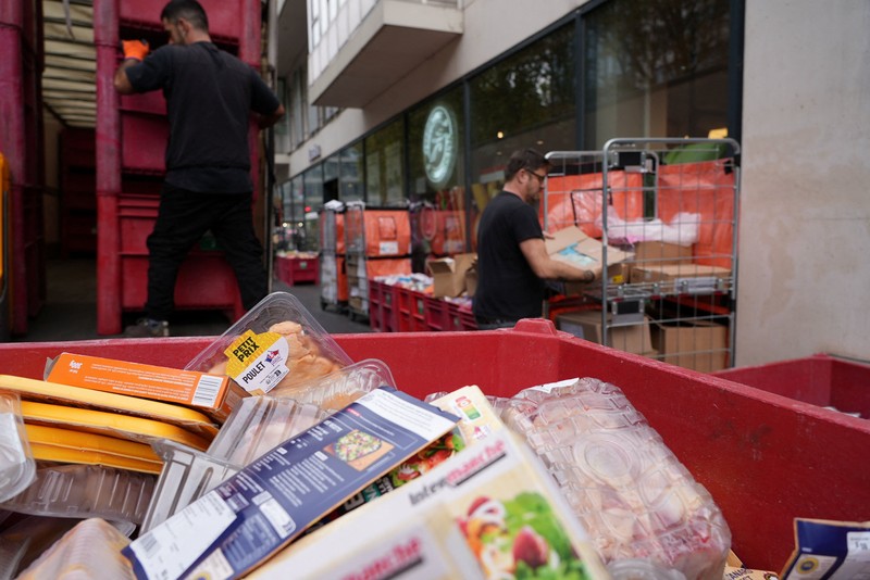 Sejumlah supermarket di Paris, Prancis terkena serangan siber yang menyasar sistem pendingin pada Selasa (13/10/2026). (REUTERS/Lucien Libert)