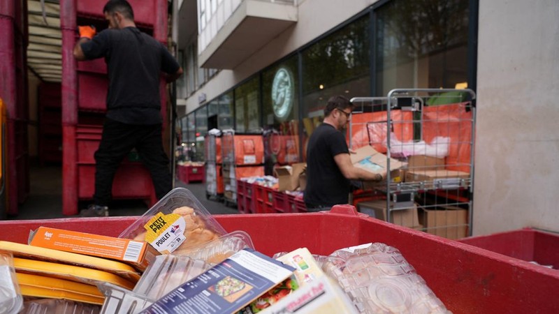 Sejumlah supermarket di Paris, Prancis terkena serangan siber yang menyasar sistem pendingin pada Selasa (13/10/2026). (REUTERS/Lucien Libert)