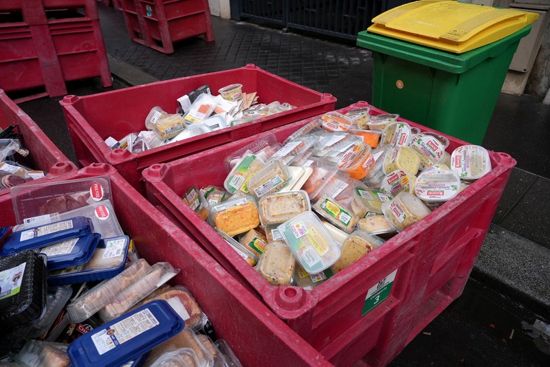 Sejumlah supermarket di Paris, Prancis terkena serangan siber yang menyasar sistem pendingin pada Selasa (13/10/2026). (REUTERS/Lucien Libert)