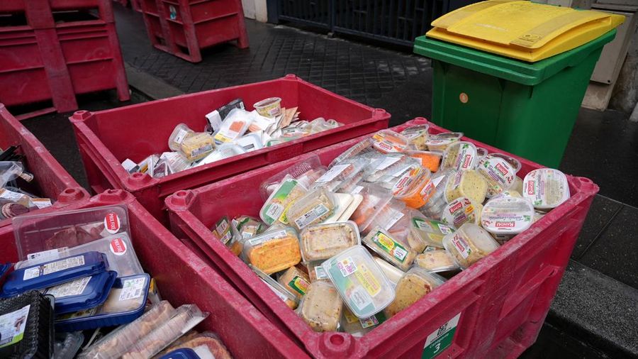 Sejumlah supermarket di Paris, Prancis terkena serangan siber yang menyasar sistem pendingin pada Selasa (13/10/2026). (REUTERS/Lucien Libert)