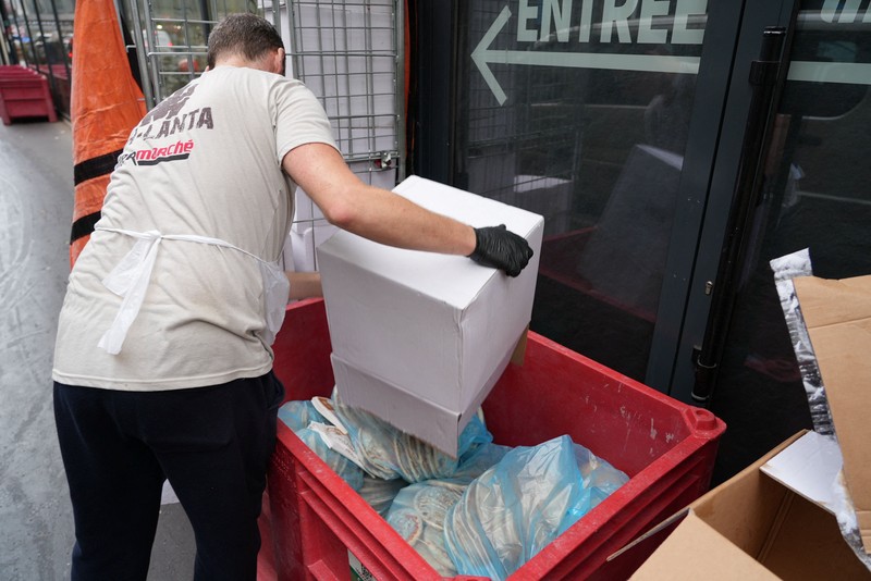 Sejumlah supermarket di Paris, Prancis terkena serangan siber yang menyasar sistem pendingin pada Selasa (13/10/2026). (REUTERS/Lucien Libert)