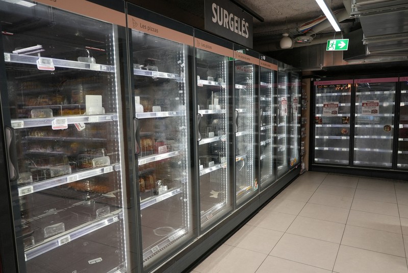 Sejumlah supermarket di Paris, Prancis terkena serangan siber yang menyasar sistem pendingin pada Selasa (13/10/2026). (REUTERS/Lucien Libert)
