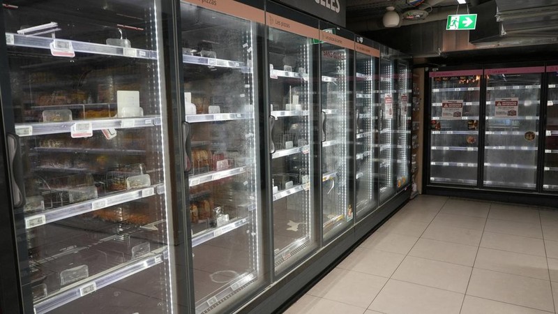 Sejumlah supermarket di Paris, Prancis terkena serangan siber yang menyasar sistem pendingin pada Selasa (13/10/2026). (REUTERS/Lucien Libert)
