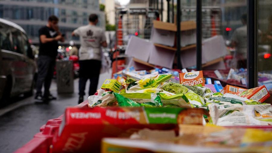 Sejumlah supermarket di Paris, Prancis terkena serangan siber yang menyasar sistem pendingin pada Selasa (13/10/2026). (REUTERS/Lucien Libert)