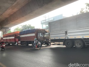 Sopir Truk Nginap di Jalan Dekat SPBU Makassar demi Isi Solar