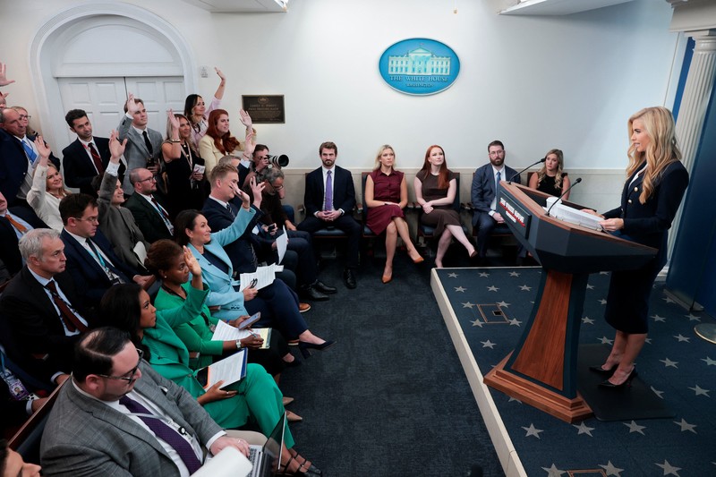 Sekretaris Pers Gedung Putih yang baru, Katie Zacharia, tiba untuk menggelar taklimat pers pertamanya di Gedung Putih di Washington, D.C., AS, pada 13 Oktober 2026. (REUTERS/Kylie Cooper)