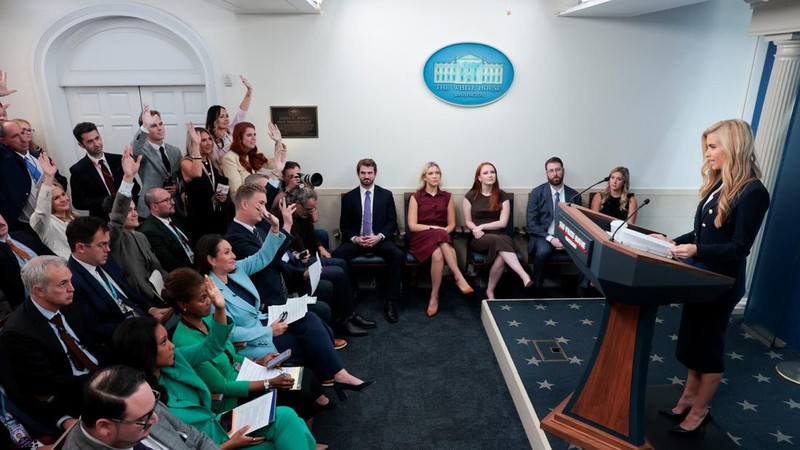 Sekretaris Pers Gedung Putih yang baru, Katie Zacharia, menggelar taklimat pers pertamanya di Gedung Putih di Washington, D.C., AS, pada 13 Oktober 2026.