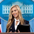 Sekretaris Pers Gedung Putih yang baru, Katie Zacharia, menggelar taklimat pers pertamanya di Gedung Putih di Washington, D.C., AS, pada 13 Oktober 2026. (REUTERS/Kevin Lamarque)
