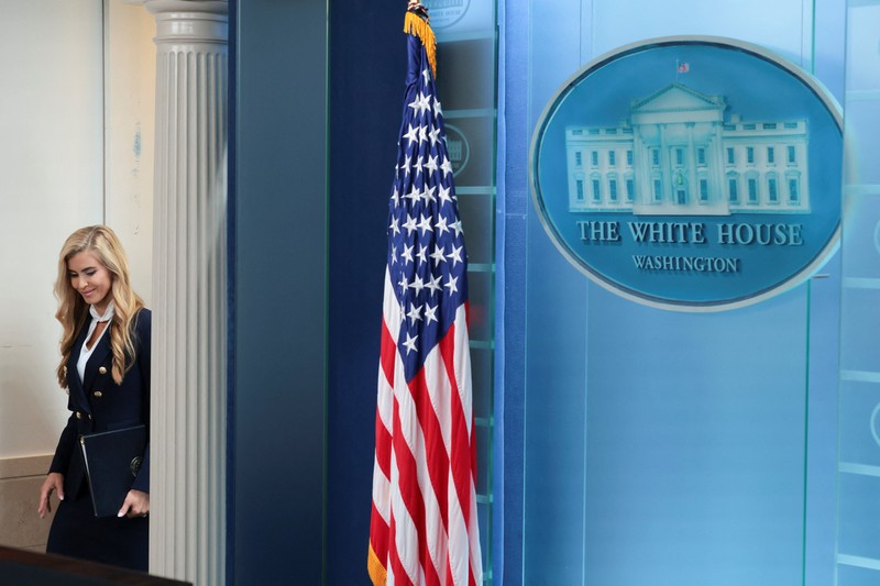 Sekretaris Pers Gedung Putih yang baru, Katie Zacharia, tiba untuk menggelar taklimat pers pertamanya di Gedung Putih di Washington, D.C., AS, pada 13 Oktober 2026. (REUTERS/Kylie Cooper)