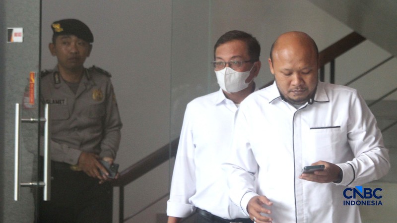 Sekretaris Utama (Sestama) BNPB, Rustian usai diperiksa setelah ikut diamankan dalam operasi tangkap tangan (OTT) di Gedung KPK Jakarta, Rabu (14/10/2026). (CNBC Indonesia/Muhammad Sabki)