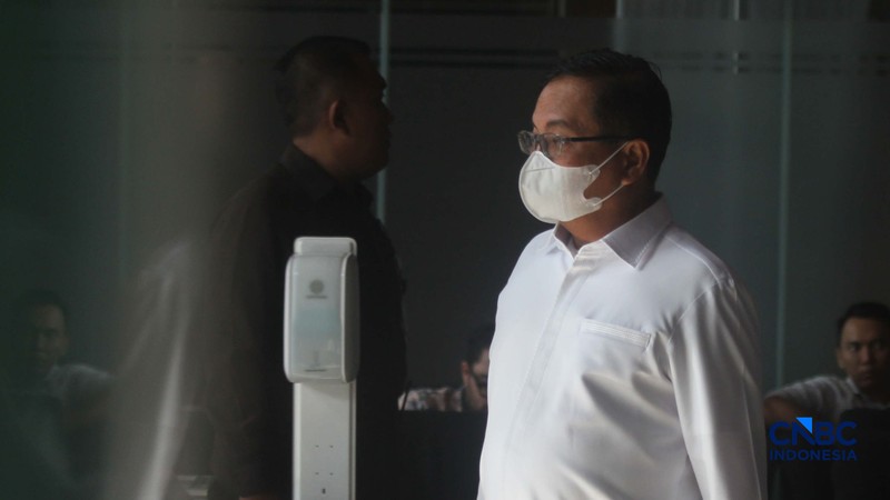 Sekretaris Utama (Sestama) BNPB, Rustian usai diperiksa setelah ikut diamankan dalam operasi tangkap tangan (OTT) di Gedung KPK Jakarta, Rabu (14/10/2026). (CNBC Indonesia/Muhammad Sabki)