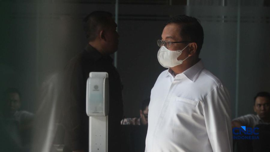 Sekretaris Utama (Sestama) BNPB, Rustian usai diperiksa setelah ikut diamankan dalam operasi tangkap tangan (OTT) di Gedung KPK Jakarta, Rabu (14/10/2026). (CNBC Indonesia/Muhammad Sabki)