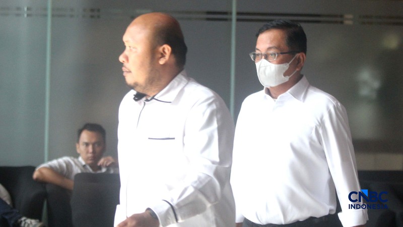 Sekretaris Utama (Sestama) BNPB, Rustian usai diperiksa setelah ikut diamankan dalam operasi tangkap tangan (OTT) di Gedung KPK Jakarta, Rabu (14/10/2026). (CNBC Indonesia/Muhammad Sabki)