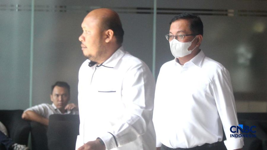 Sekretaris Utama (Sestama) BNPB, Rustian usai diperiksa setelah ikut diamankan dalam operasi tangkap tangan (OTT) di Gedung KPK Jakarta, Rabu (14/10/2026). (CNBC Indonesia/Muhammad Sabki)