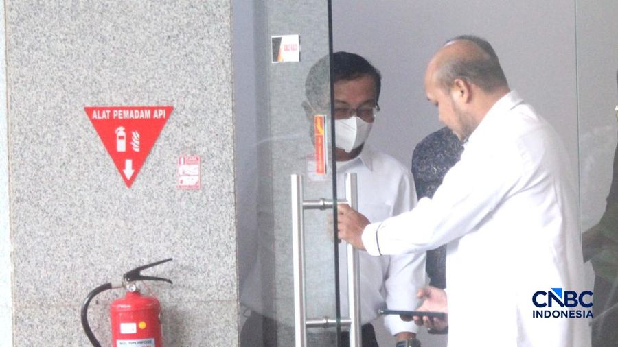 Sekretaris Utama (Sestama) BNPB, Rustian usai diperiksa setelah ikut diamankan dalam operasi tangkap tangan (OTT) di Gedung KPK Jakarta, Rabu (14/10/2026). (CNBC Indonesia/Muhammad Sabki)