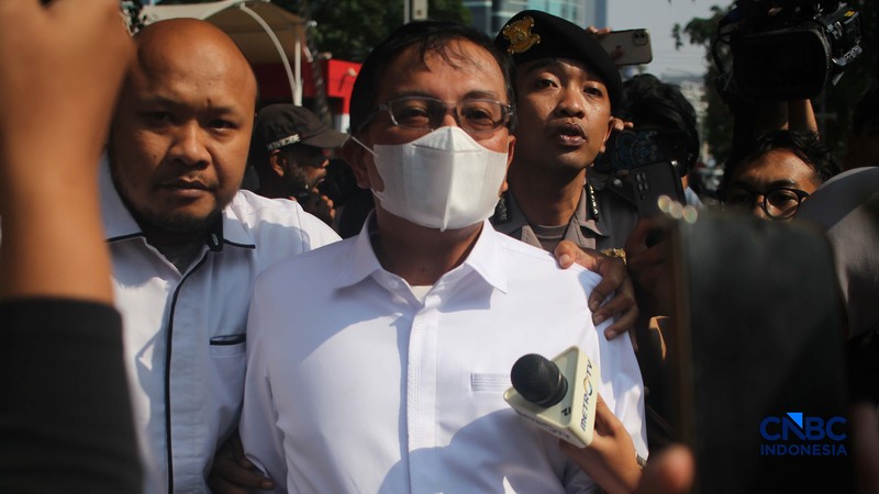 Sekretaris Utama (Sestama) BNPB, Rustian usai diperiksa setelah ikut diamankan dalam operasi tangkap tangan (OTT) di Gedung KPK Jakarta, Rabu (14/10/2026). (CNBC Indonesia/Muhammad Sabki)