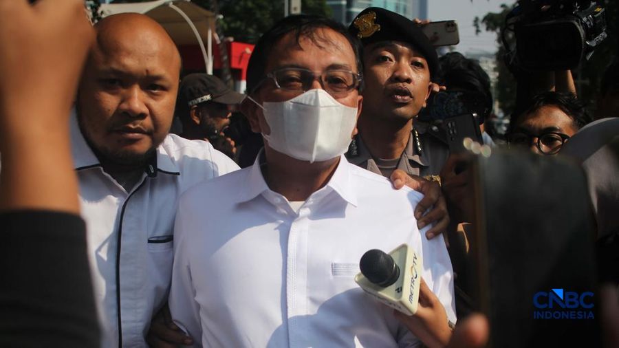 Sekretaris Utama (Sestama) BNPB, Rustian usai diperiksa setelah ikut diamankan dalam operasi tangkap tangan (OTT) di Gedung KPK Jakarta, Rabu (14/10/2026). (CNBC Indonesia/Muhammad Sabki)