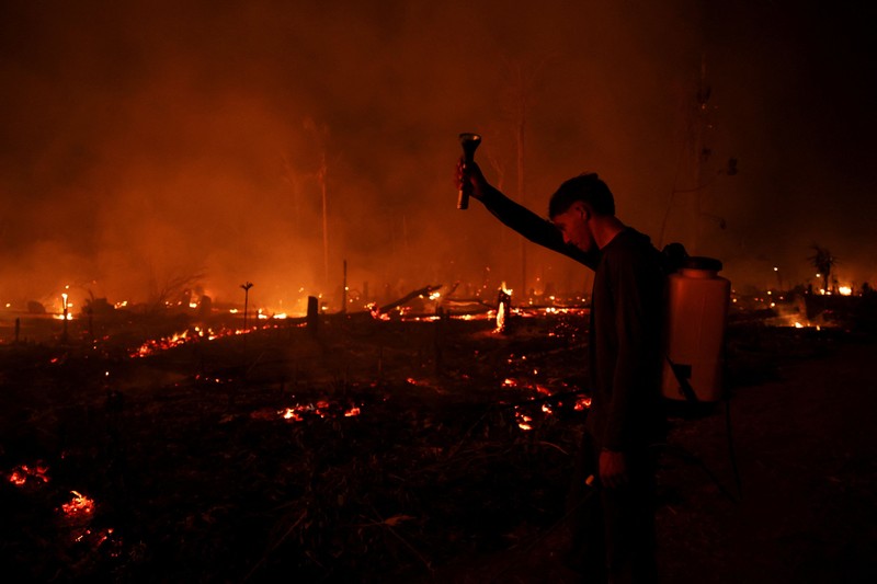 Sebuah area hutan hujan Amazon yang telah digunduli terbakar selama musim kemarau di wilayah Autazes, negara bagian Amazonas, Brasil. 12 Oktober 2026. (REUTERS/Bruno Kelly)