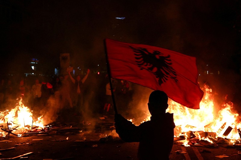 Para pelajar Albania mengikuti unjuk rasa anti-pemerintah di Tirana, Albania, pada 13 Oktober 2026. (REUTERS/Florion Goga)
