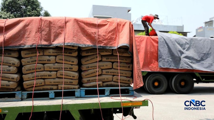 Suasana aktivitas bongkar muat di gudang semen di kawasan Jakarta, Rabu (14/10/2026). (CNBC indonesia/Tri Susilo)