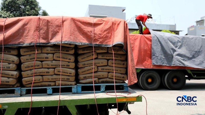 Suasana aktivitas bongkar muat di gudang semen di kawasan Jakarta, Rabu (14/10/2026). (CNBC indonesia/Tri Susilo)