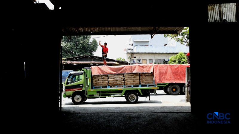 Suasana aktivitas bongkar muat di gudang semen di kawasan Jakarta, Rabu (14/10/2026). (CNBC indonesia/Tri Susilo)