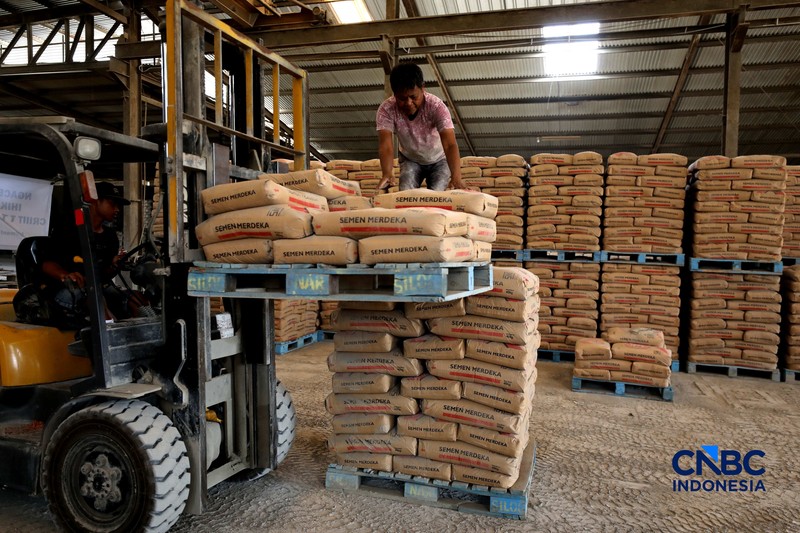 Suasana aktivitas bongkar muat di gudang semen di kawasan Jakarta, Rabu (14/10/2026). (CNBC indonesia/Tri Susilo)