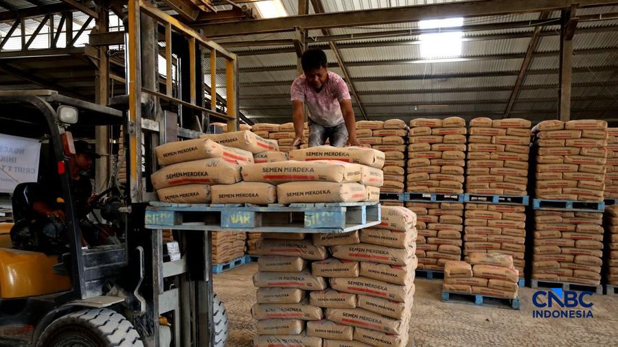 Suasana aktivitas bongkar muat di gudang semen di kawasan Jakarta, Rabu (14/10/2026). (CNBC indonesia/Tri Susilo)