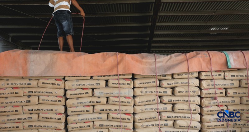 Suasana aktivitas bongkar muat di gudang semen di kawasan Jakarta, Rabu (14/10/2026). (CNBC indonesia/Tri Susilo)