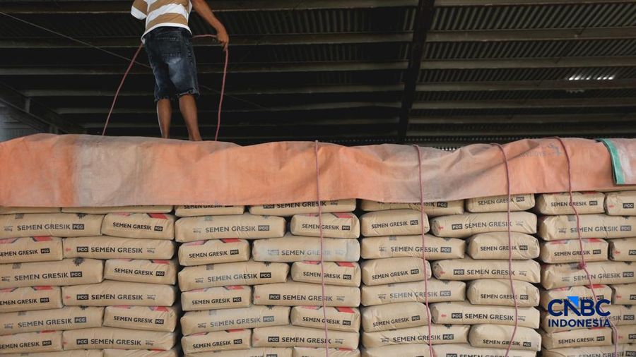 Suasana aktivitas bongkar muat di gudang semen di kawasan Jakarta, Rabu (14/10/2026). (CNBC indonesia/Tri Susilo)
