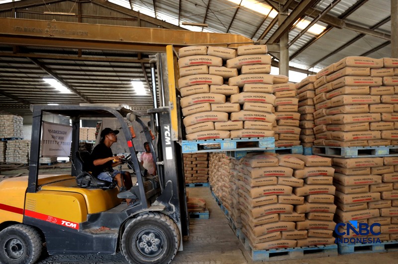 Suasana aktivitas bongkar muat di gudang semen di kawasan Jakarta, Rabu (14/10/2026). (CNBC indonesia/Tri Susilo)