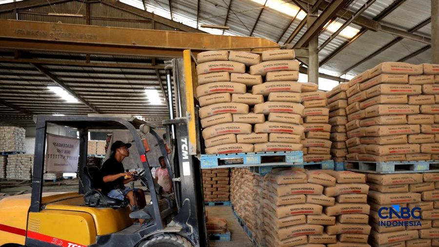 Suasana aktivitas bongkar muat di gudang semen di kawasan Jakarta, Rabu (14/10/2026). (CNBC indonesia/Tri Susilo)