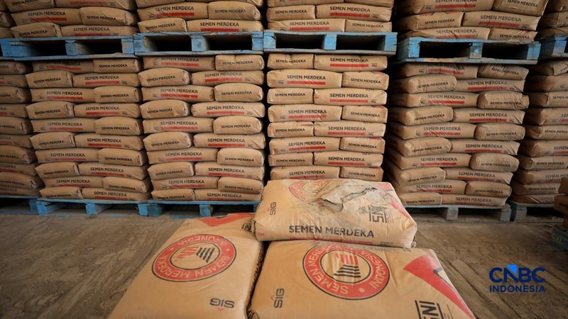 Suasana aktivitas bongkar muat di gudang semen di kawasan Jakarta, Rabu (14/10/2026). (CNBC indonesia/Tri Susilo)