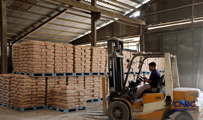 Suasana aktivitas bongkar muat di gudang semen di kawasan Jakarta, Rabu (14/10/2026). (CNBC indonesia/Tri Susilo)