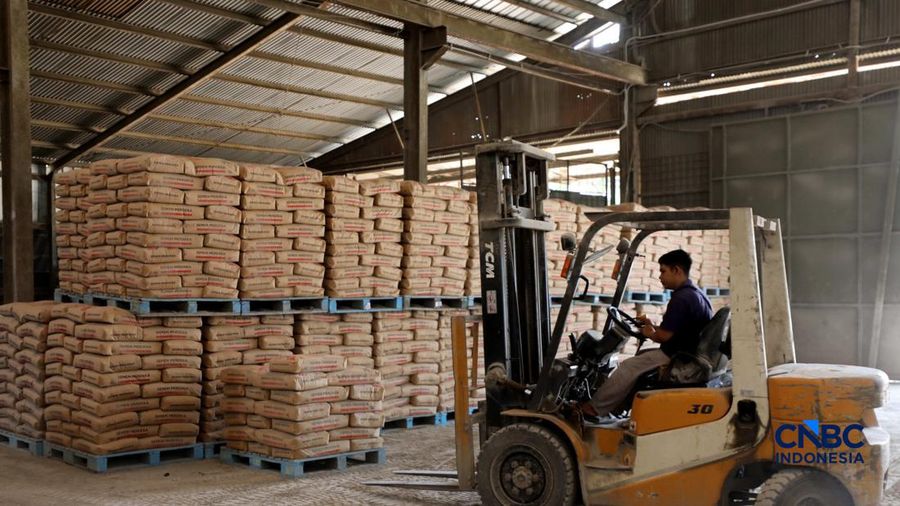 Suasana aktivitas bongkar muat di gudang semen di kawasan Jakarta, Rabu (14/10/2026). (CNBC indonesia/Tri Susilo)