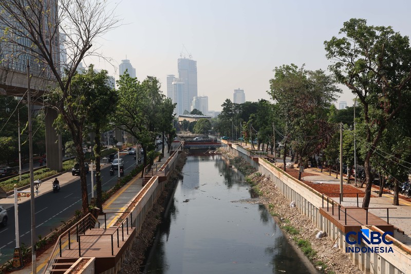 Suasana saat cuaca terik matahari di Kawasan Setia Budi Jakarta, Rabu (14//10/2026). (CNBC Indonesia/Muhammad Sabki)