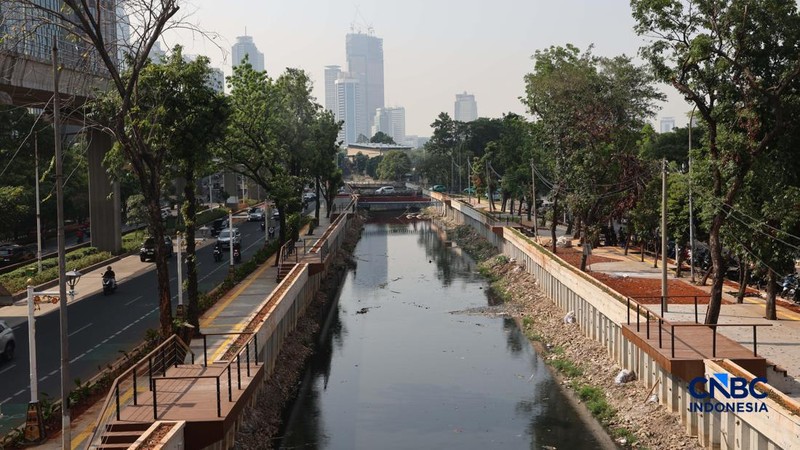 Suasana saat cuaca terik matahari di Kawasan Setia Budi Jakarta, Rabu (14//10/2026). (CNBC Indonesia/Muhammad Sabki)