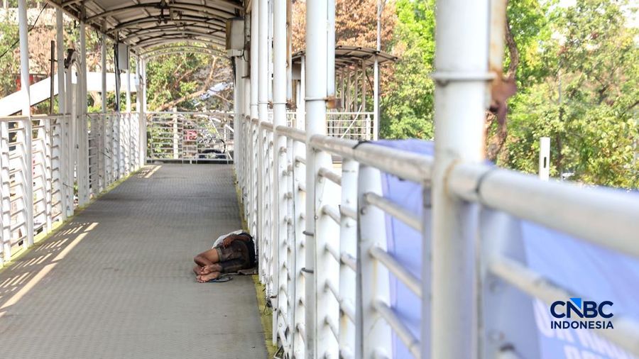 Suasana saat cuaca terik matahari di Kawasan Setia Budi Jakarta, Rabu (14//10/2026). (CNBC Indonesia/Muhammad Sabki)