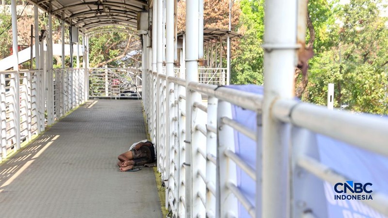 Suasana saat cuaca terik matahari di Kawasan Setia Budi Jakarta, Rabu (14//10/2026). (CNBC Indonesia/Muhammad Sabki)